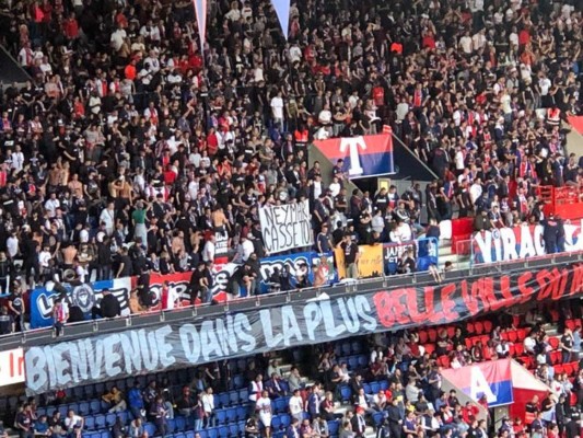 Neymar: La afición del PSG explota con pancartas y graves insultos al brasileño