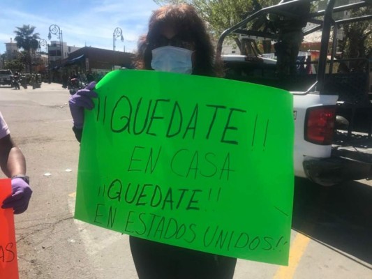 El mundo al revés: Mexicanos bloquean frontera para que no entren estadounidenses