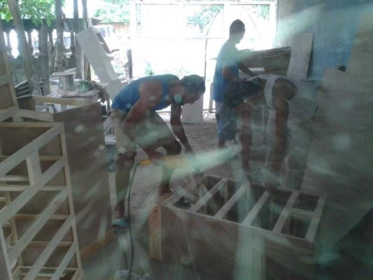 Así es la nueva vida del futbolista Manuel Doño en el taller de ebanistería