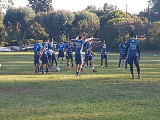 Entre bromas y risas, Honduras entrenó en Los Ángeles pensando en Australia