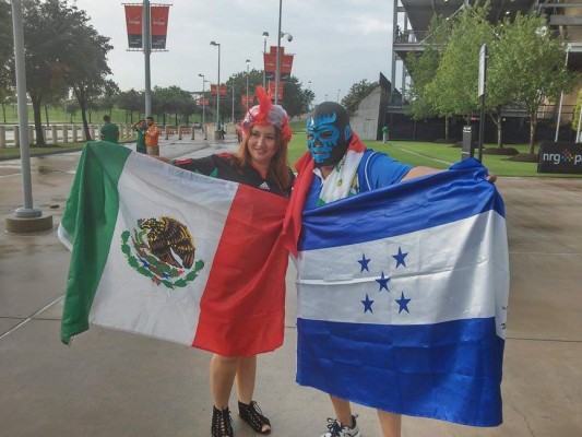 Ambiente de aficionados de Honduras y México en Houston