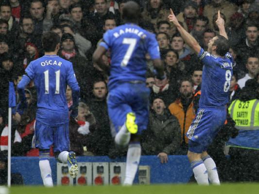Chelsea vence 2-1 al Arsenal en un derbi londinense bajo la nieve.