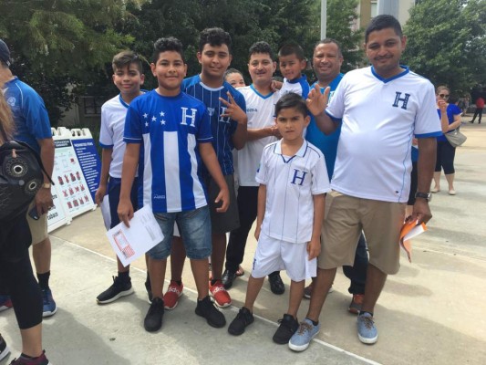Esposa de Emilio Izaguirre deslumbra en juego de Honduras ante Curazao por la Copa Oro 2019