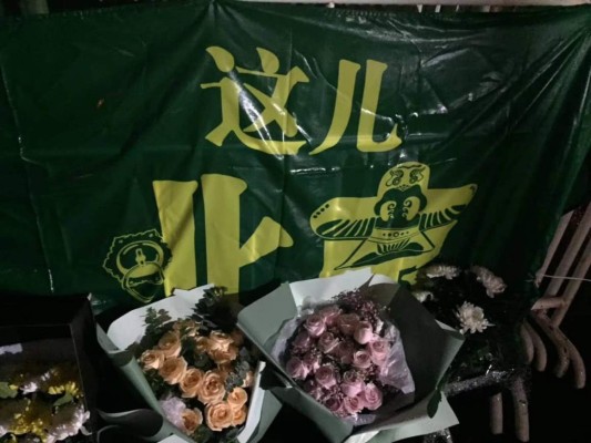 Beijing Guoan llora al 'Pery' Martínez y le honra con bonito altar en las afueras de su estadio