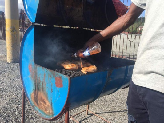 ¡Pollo asado y sopas! El ambiente en afueras del Independence Park previo al Jamaica-Honduras