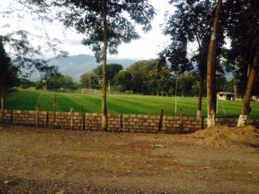 La preciosa cancha donde juegan fútbol burocrático en una aldea de Honduras