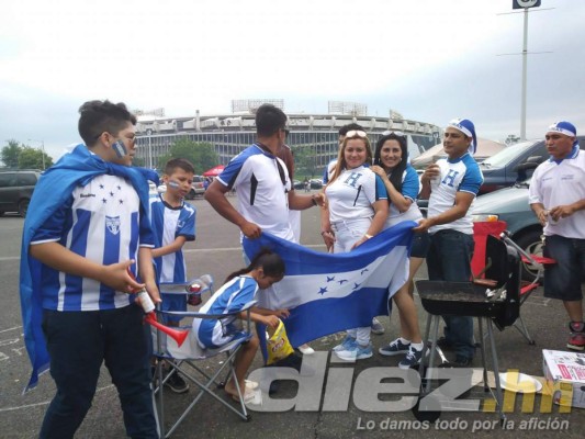 Catrachos y salvadoreños arman fiestón previo al Honduras-El Salvador