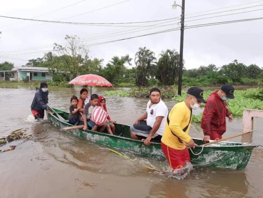 ¡Puentes derrumbados, desbordes y deslizamientos! Huracán Eta sigue causando daños en Honduras