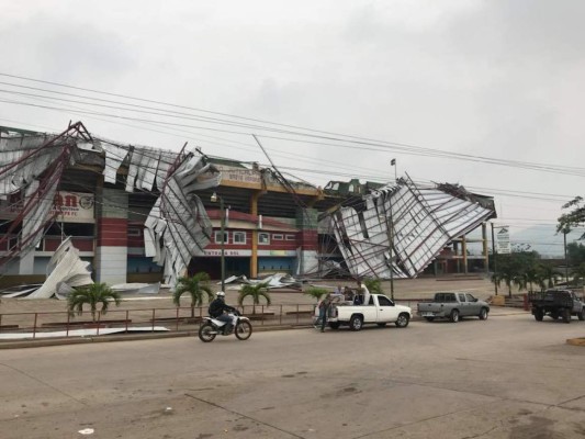 EN FOTOS: Tormenta deja destruido techo del estadio Juan Ramón Brevé