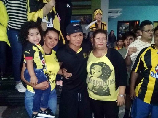 FOTOS: Así festejaron la Copa 12 las guapas aficionadas de Real España