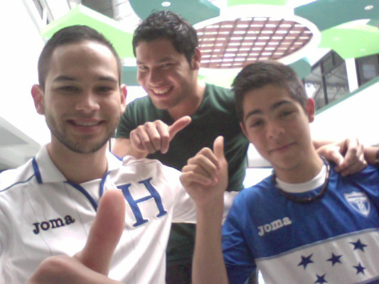 Hondureños por el mundo vibrando por la Bicolor