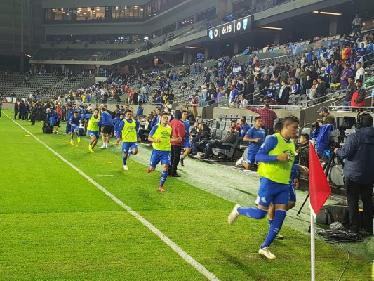 ¡Ni la lluvia los detuvo! Afición de El Salvador y Guatemala pone el ambiente en California