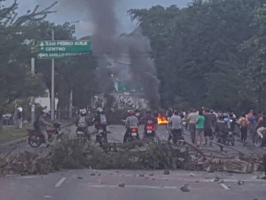 EN FOTOS: Carros quemados y carreteras tomas en casi toda Honduras