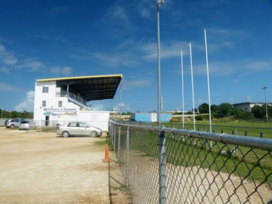 ¿Mejores que en Honduras? Los humildes, pero bonitos estadios en el Caribe