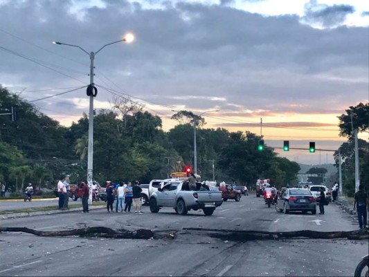 EN FOTOS: Carros quemados y carreteras tomas en casi toda Honduras
