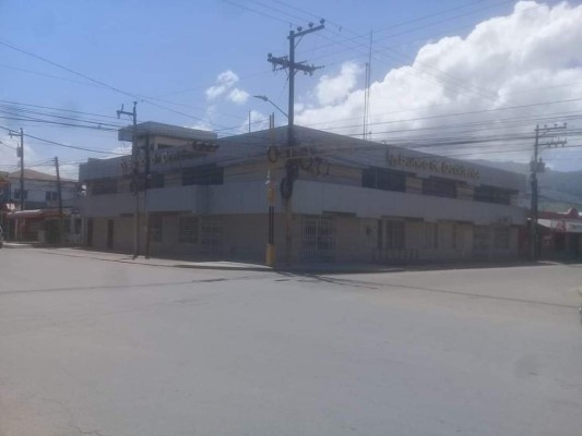 Hondureños abarrotan instituciones bancarias en medio del brote del covid-19