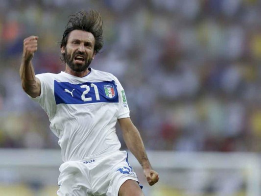 La carrera de Pirlo y Xavi en imágenes