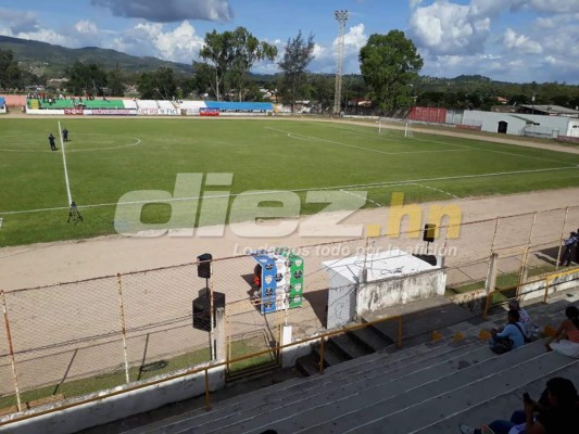 EN FOTOS: Siguatepeque vibra con visita de Olimpia y el humilde autobús en que llegó Real de Minas
