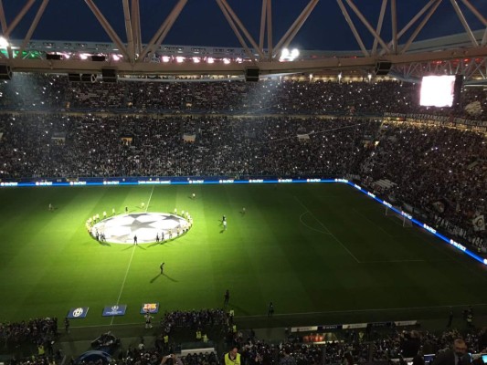 Las imágenes que no se vieron por TV: El saludo de Alves a Messi y Neymar