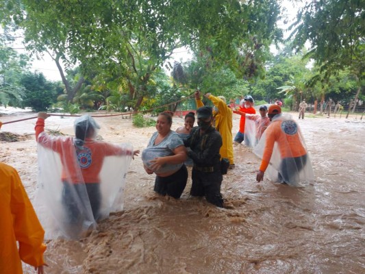 ¡Inundaciones, evacuaciones y rescates! Huracán Eta descarga su furia en territorio hondureño