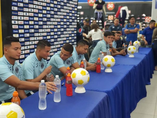 Dos chicas hermosas: Afición del Motagua acuerpa a su equipo previo al clásico ante Olimpia