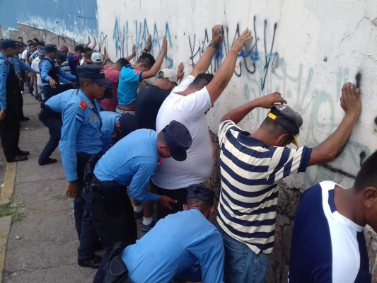 FOTOS: Alta seguridad en el clásico capitalino con tanquetas y fuertes retenes