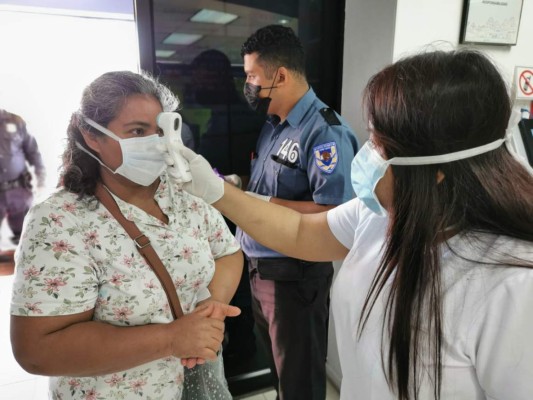 Salvadoreños comienzan a acatar la medidas de distanciamiento y Nayib Bukele lo presume