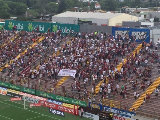 FOTOS: Así evacuaron los miles de aficionados del Saprissa tras la amenaza de bomba