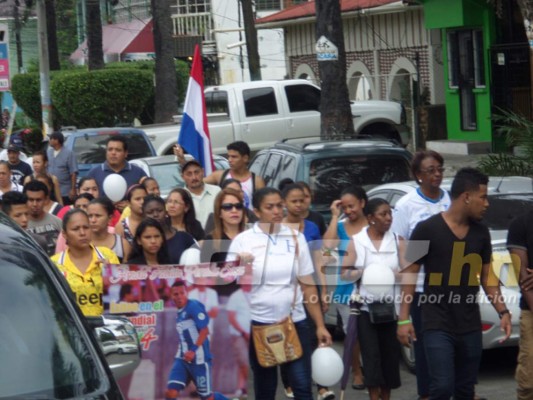 FOTOS: Las desgarradoras imágenes del sepelio de Arnold Peralta