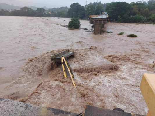 ¡Puentes derrumbados, desbordes y deslizamientos! Huracán Eta sigue causando daños en Honduras