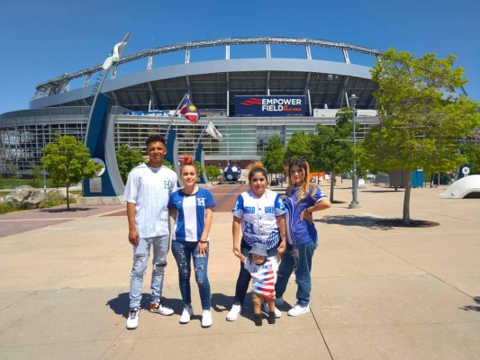 ¡Ambientazo en Denver! Catrachos invaden afueras del Empower Field previo al Honduras-EUA