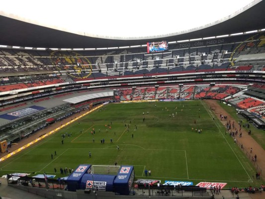 FOTOS: La cancha del estadio Azteca está convertida en un 'chiquero'