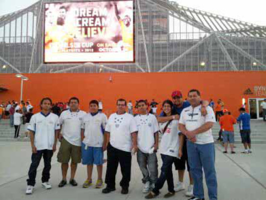 La afición hondureña se pone la H