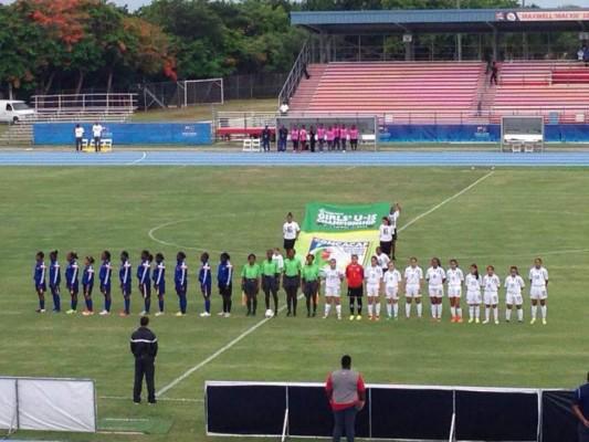 Federación de Honduras viajó a Islas Caimán para inspeccionar el estadio donde se jugará y revela fotos íntimas: ¿Es apto?