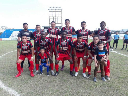 Liga de Ascenso: Uniforme del Barcelona, cancha inundada y Maco Mejía dando instrucciones