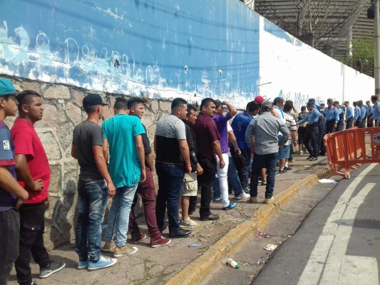 FOTOS: Alta seguridad en el clásico capitalino con tanquetas y fuertes retenes