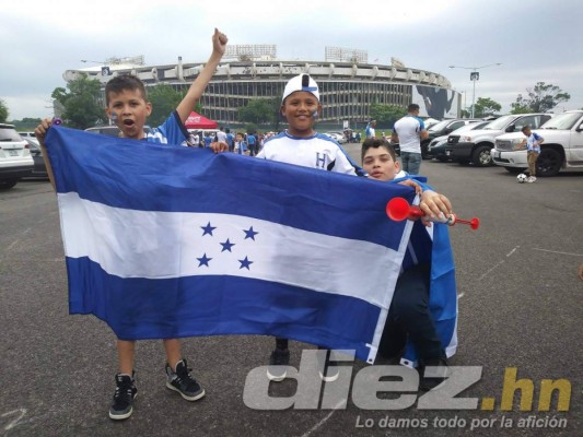 Catrachos y salvadoreños arman fiestón previo al Honduras-El Salvador