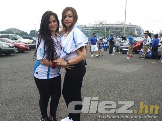 Catrachos y salvadoreños arman fiestón previo al Honduras-El Salvador