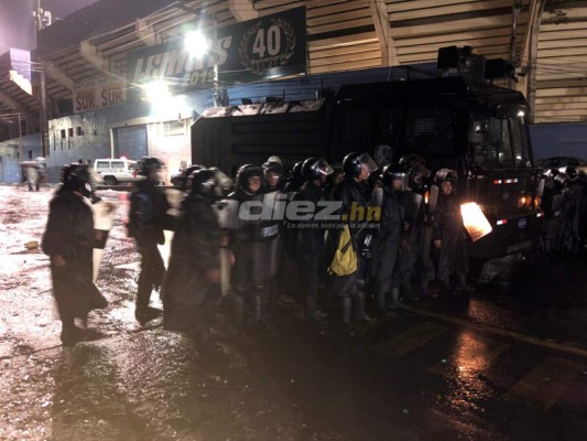 ¡Muertos, heridos y desmayados! El caos dentro y fuera del Estadio Nacional