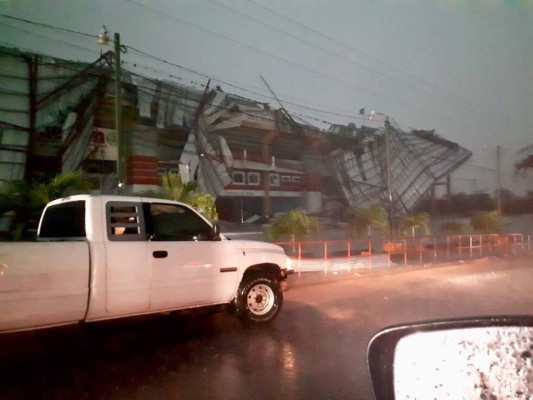EN FOTOS: Tormenta deja destruido techo del estadio Juan Ramón Brevé