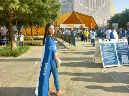 Honduras está bien arropado ante Panamá; la afición y belleza hondureña presente en el BBVA Compass de Houston