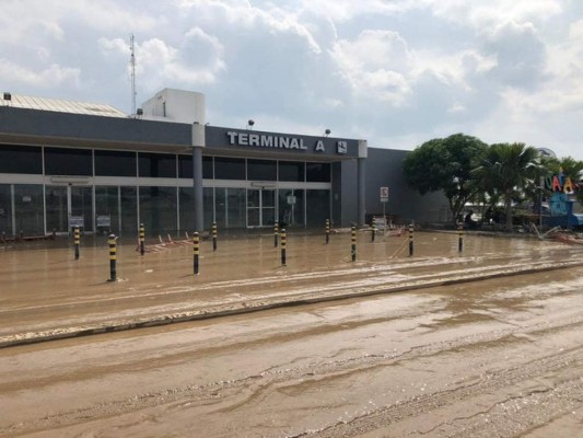 ¿Cuánto tardarán en habilitarlo? Así luce el aeropuerto de San Pedro Sula tras el paso de Eta