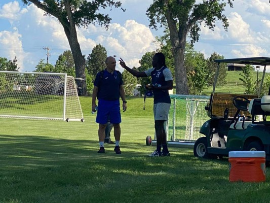 Último entreno de Honduras en Denver: charla entre Elis y Coito, competencia en el arco y, ¿Rivas lesionado?