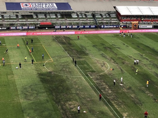 FOTOS: La cancha del estadio Azteca está convertida en un 'chiquero'