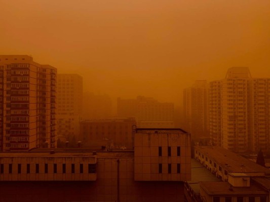 ¡Imágenes apocalípticas! La tormenta de arena más grande en la década que cubre totalmente a Beijing