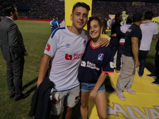 Dos jugadores de otros equipos llegaron a apoyar a Olimpia y el abrazo de Trogio y Vargas