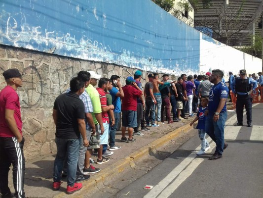 FOTOS: Alta seguridad en el clásico capitalino con tanquetas y fuertes retenes