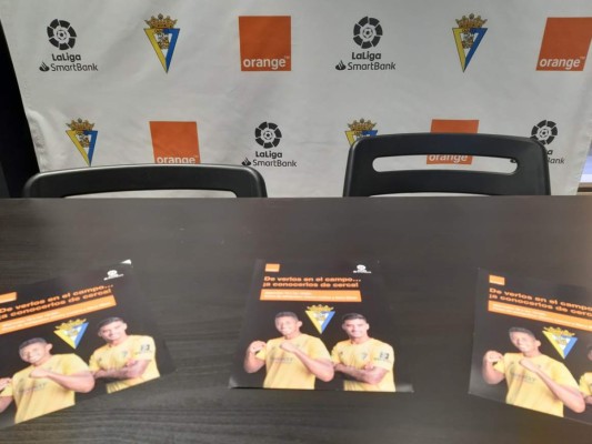 Choco Lozano genera 'éxtasis' en la afición del Cádiz en una sesión de autógrafos