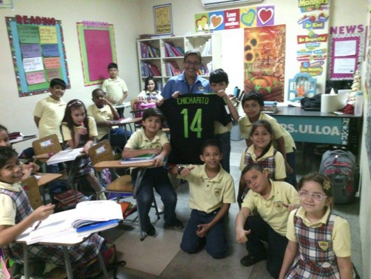 Niño hondureño exhibió regalo de Chicharito con sus compañeritos