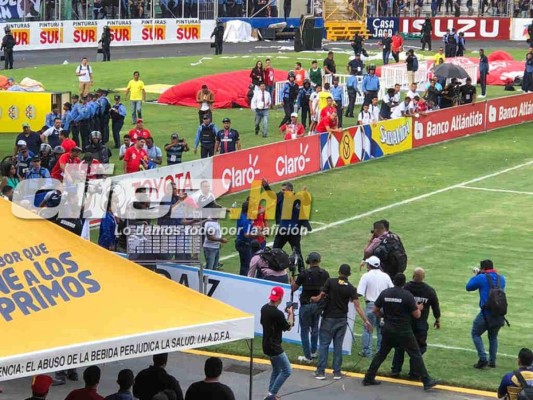 FOTOS: Golpes entre Diego Vázquez y Osman Madrid en el zafarrancho de la Gran Final entre Olimpia y Motagua